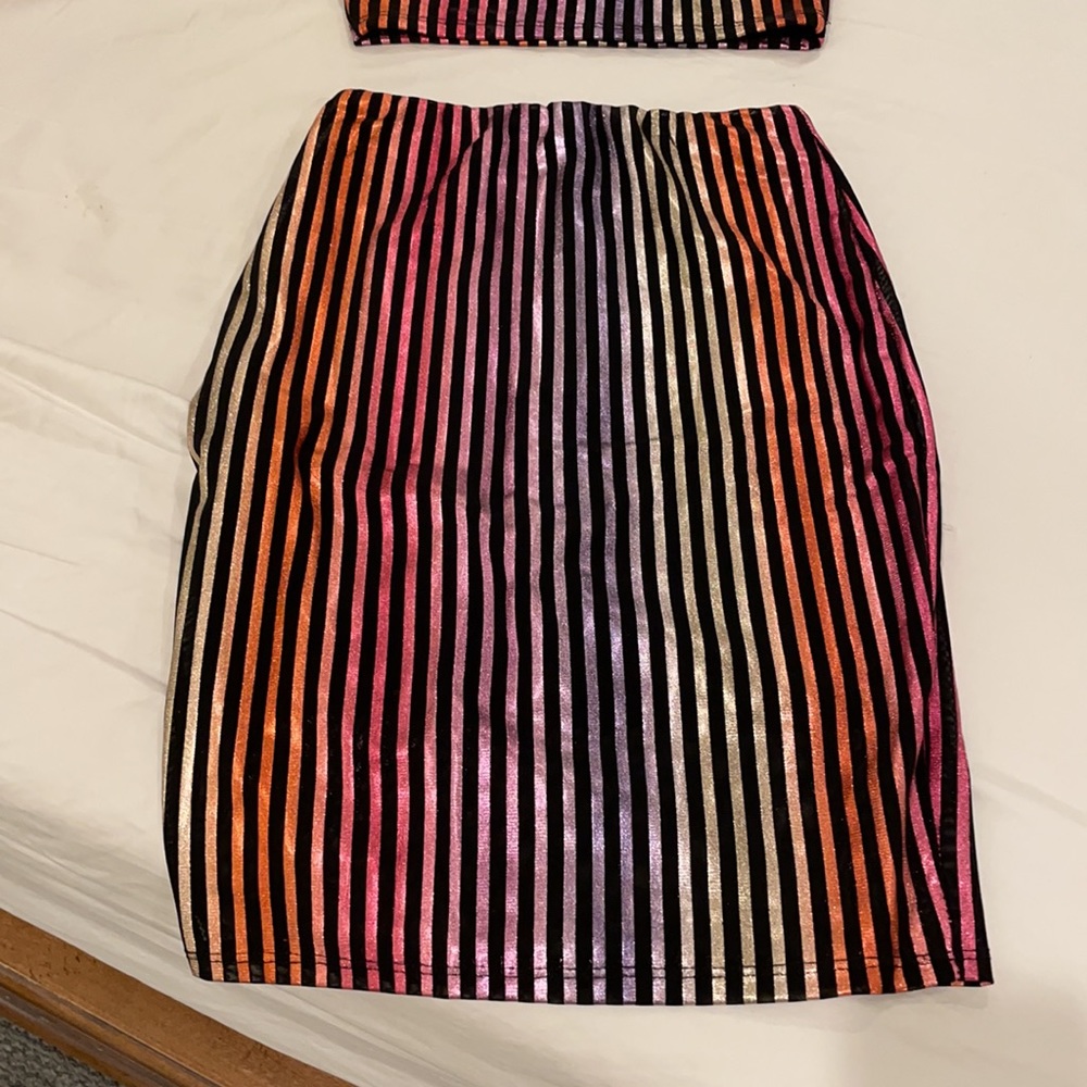 Fashion nova multi color two piece top and skirt - Picture 3 of 4